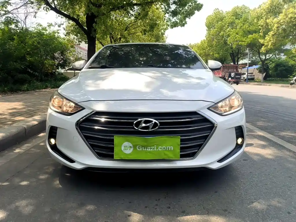 Elantra 1.4 T DCT Dynamic Shine · Active