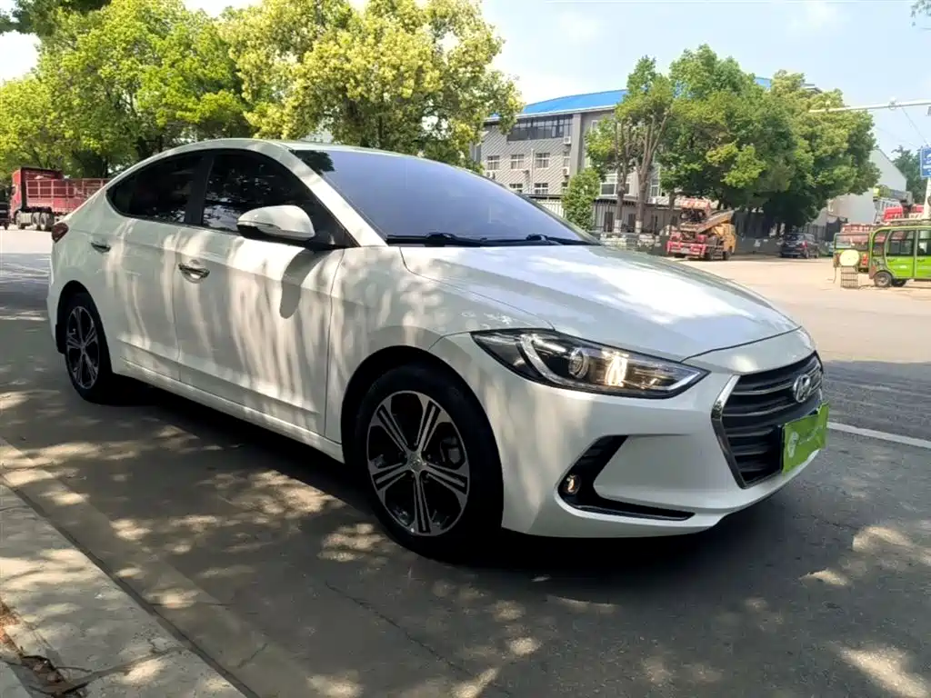 Elantra 1.4 T DCT Dynamic Shine · Active