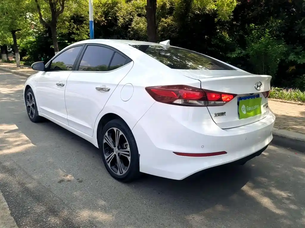 Elantra 1.4 T DCT Dynamic Shine · Active