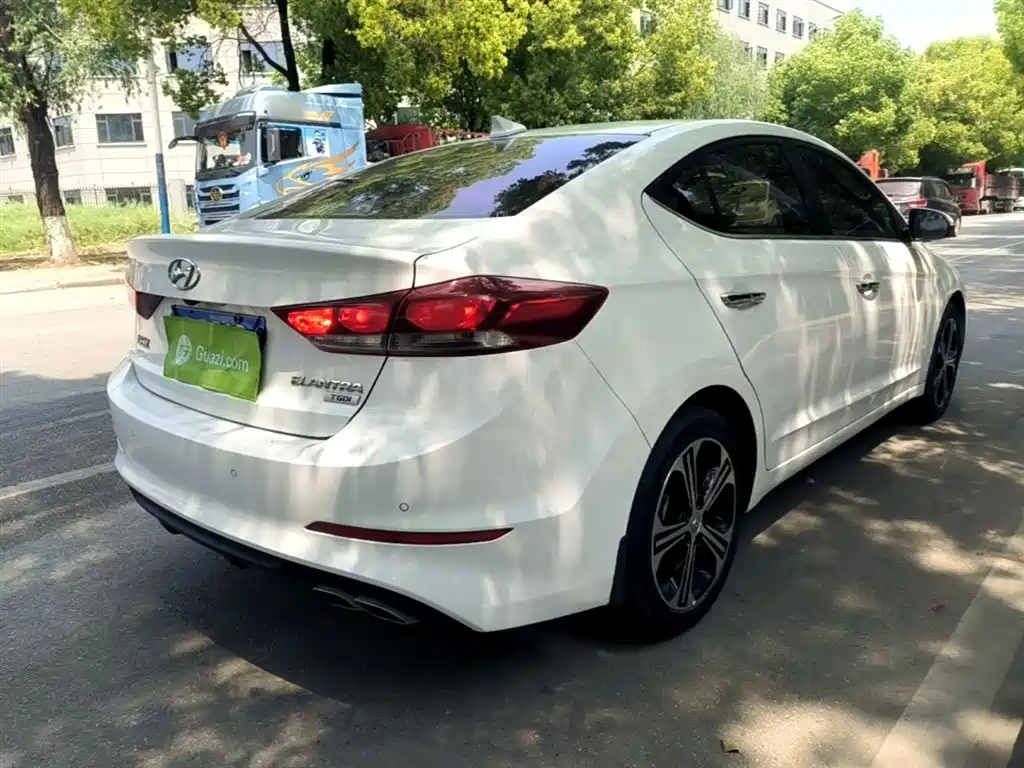 Elantra 1.4 T DCT Dynamic Shine · Active