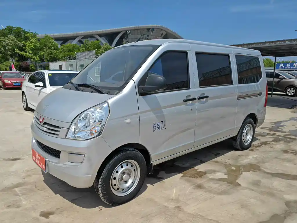 Wuling Rongguang S 1.5 L Basic 5 7-seat