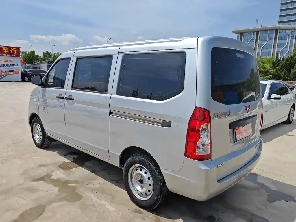 Wuling Rongguang S 1.5 L Basic 5 7-seat