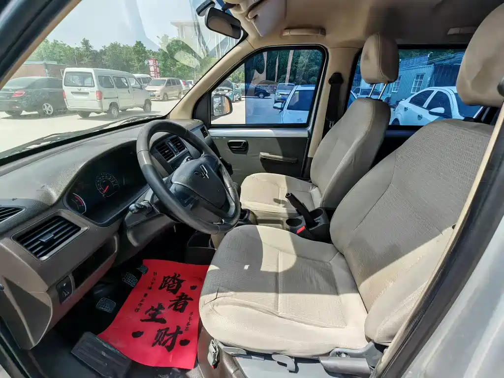 Wuling Rongguang S 1.5 L Basic 5 7-seat