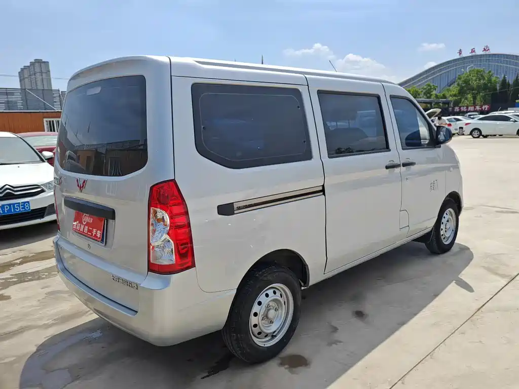 Wuling Rongguang S 1.5 L Basic 5 7-seat