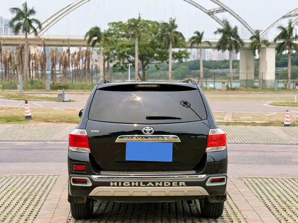 Highlander 2.7 L 2 WD 7-seat Luxury