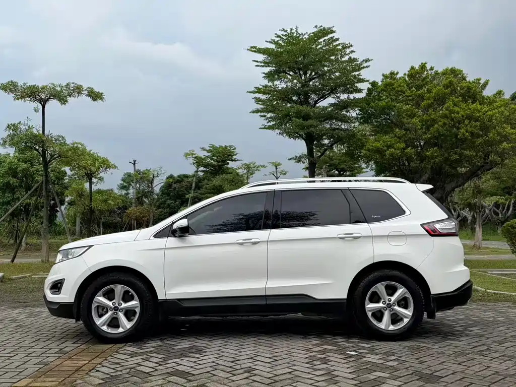 Edge EcoBoost 245 2 WD Elite Sharp 5-seat
