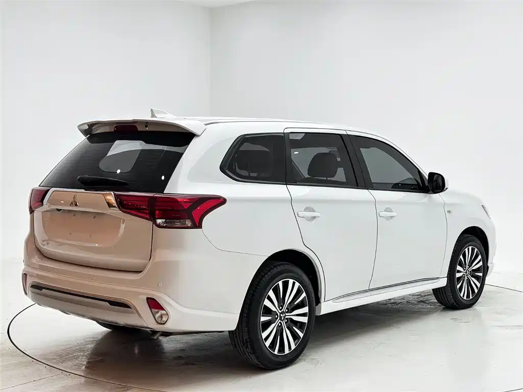 Outlander 2.0 L 2 WD Smooth Travel 5-seat