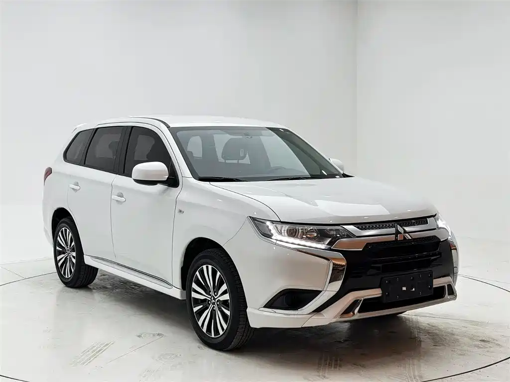 Outlander 2.0 L 2 WD Smooth Travel 5-seat