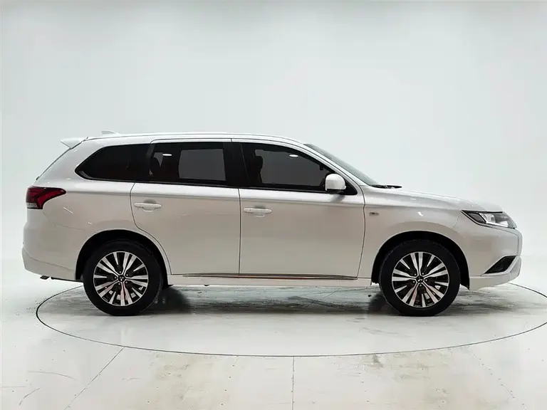 Mitsubishi Outlander 2.0 L 2 WD Smooth Travel 5-seat