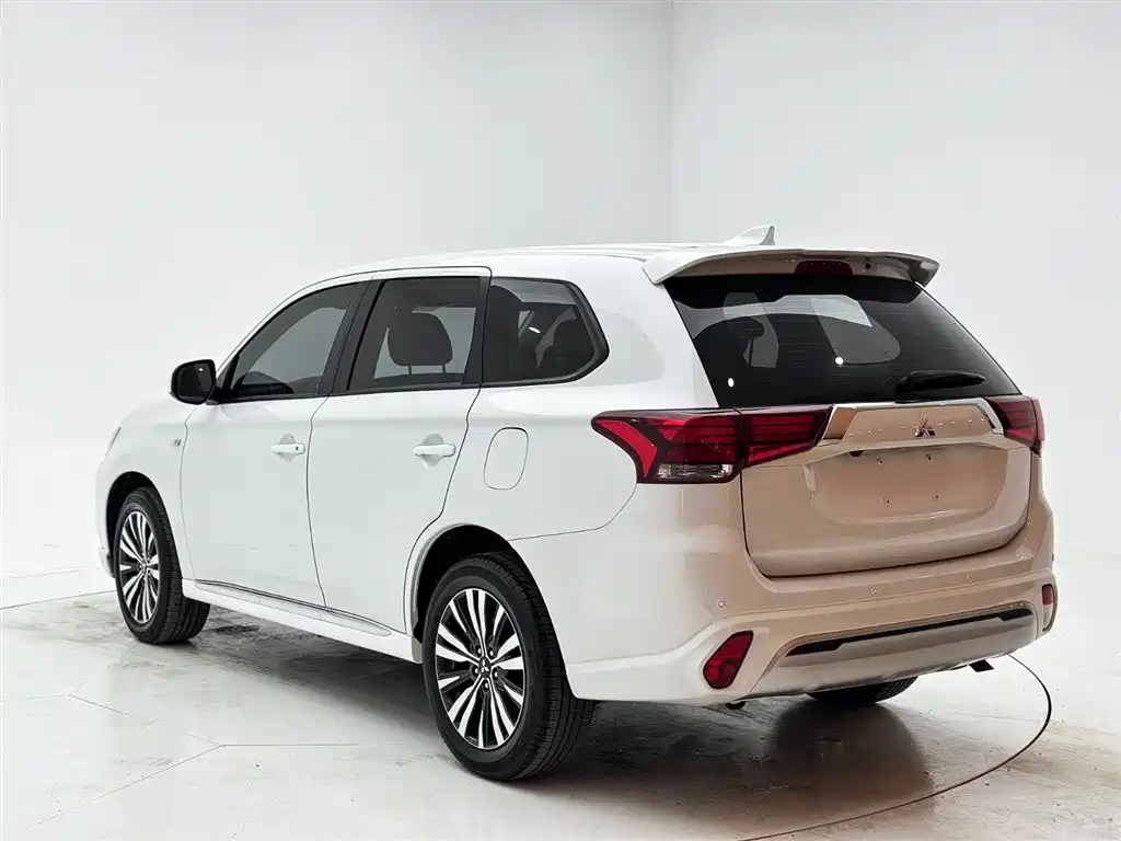 Outlander 2.0 L 2 WD Smooth Travel 5-seat
