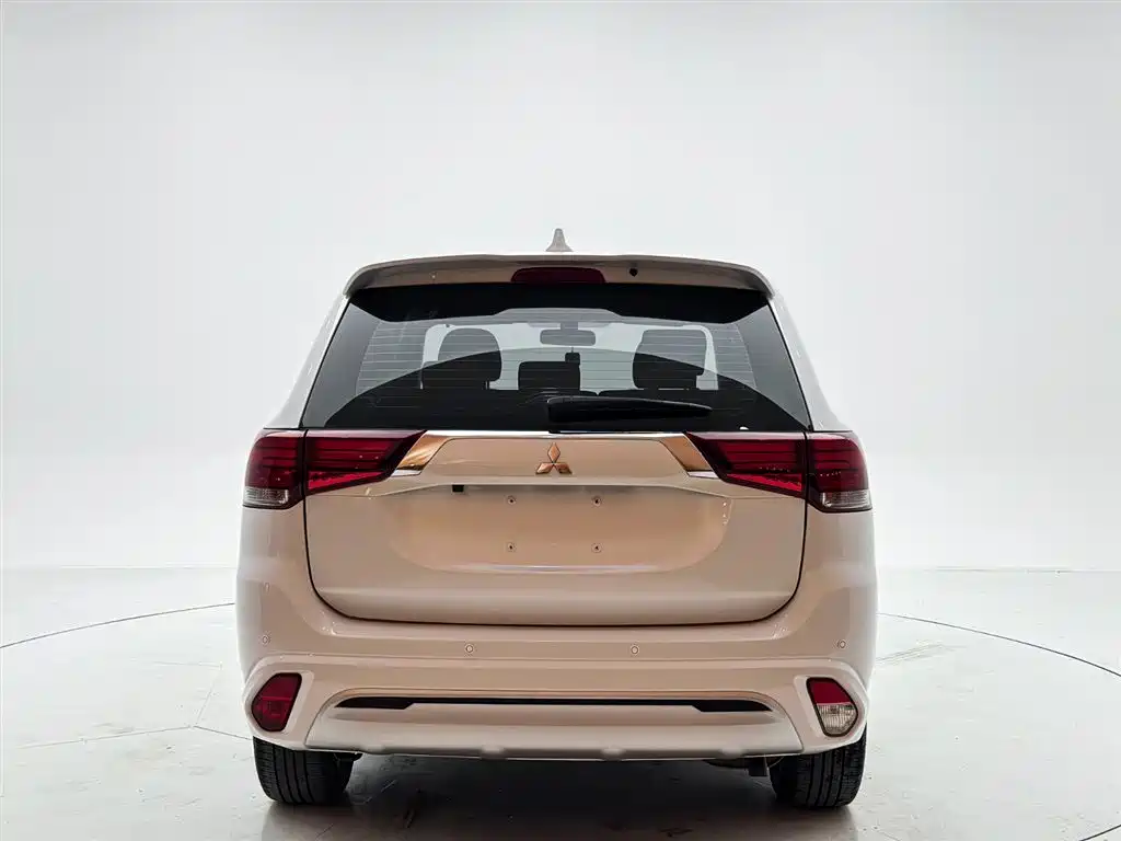 Outlander 2.0 L 2 WD Smooth Travel 5-seat
