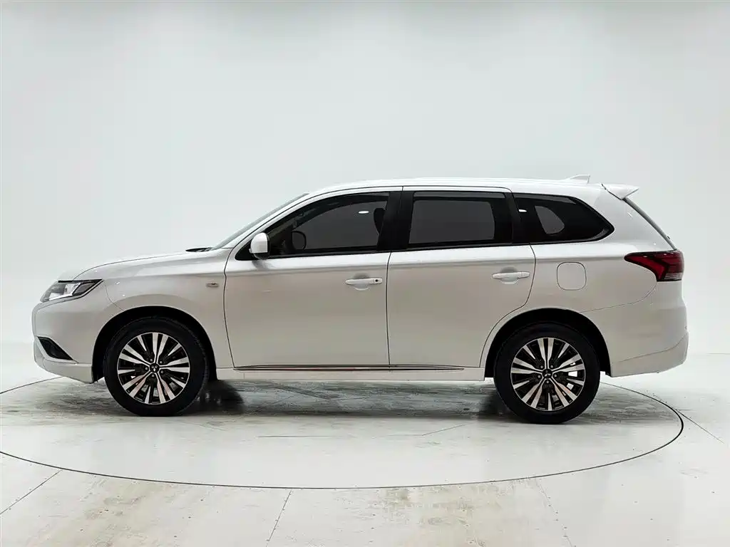 Outlander 2.0 L 2 WD Smooth Travel 5-seat
