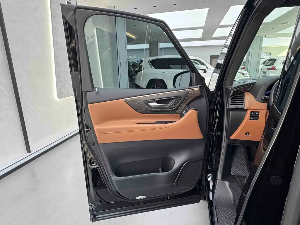 Vellfire Crown Dual Engine 2.5 L Supreme Executive