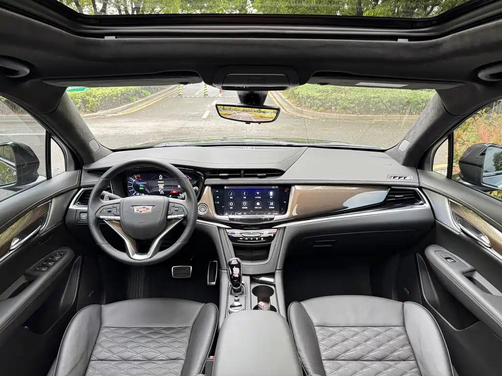 Cadillac XT6 2.0 T 6-seat 4 WD Platinum Executive Black Label