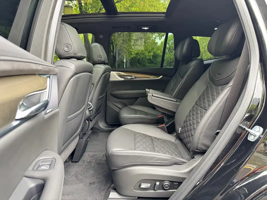 Cadillac XT6 2.0 T 6-seat 4 WD Platinum Executive Black Label