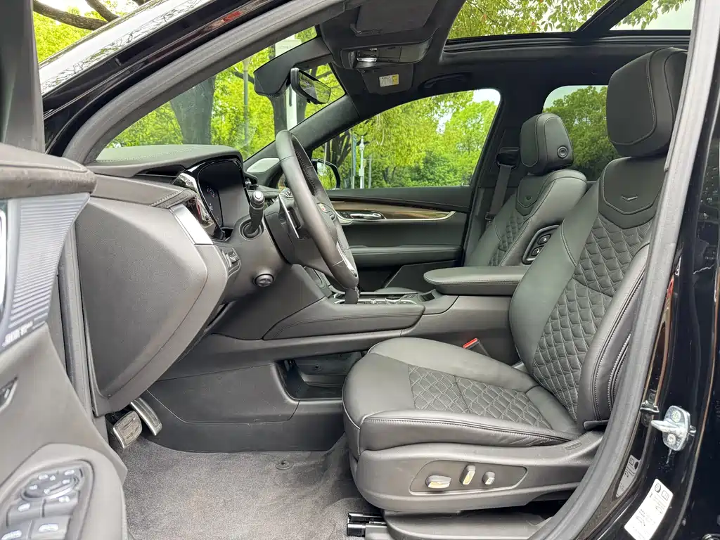 Cadillac XT6 2.0 T 6-seat 4 WD Platinum Executive Black Label