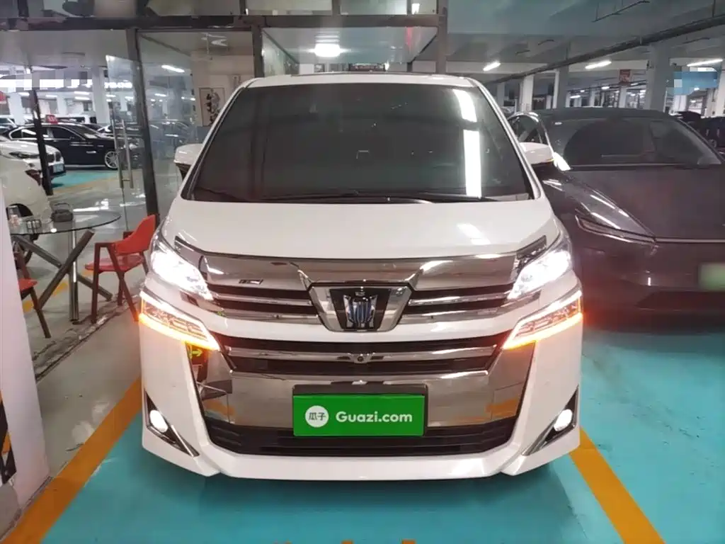 Vellfire Crown Dual Engine 2.5 L HV Distinguished