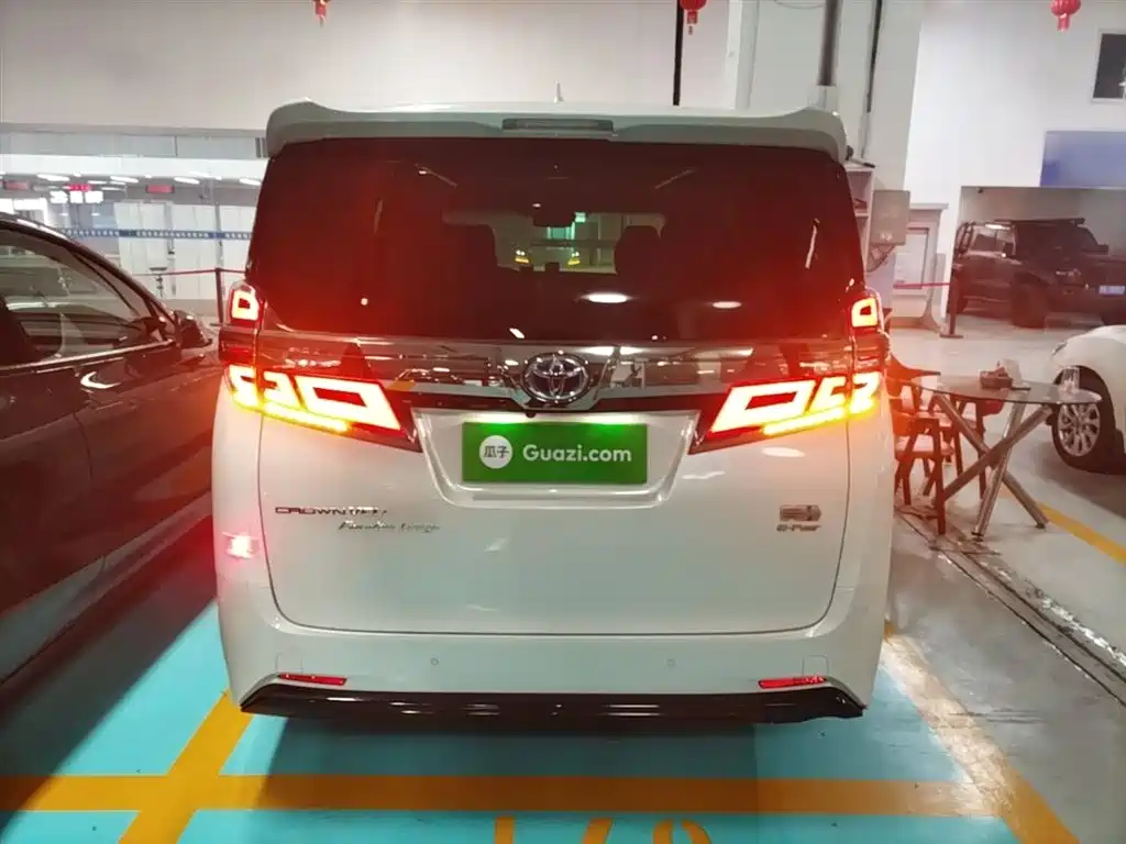 Vellfire Crown Dual Engine 2.5 L HV Distinguished