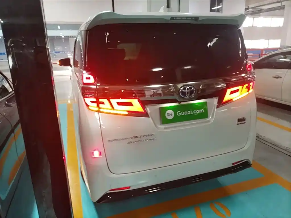Vellfire Crown Dual Engine 2.5 L HV Distinguished