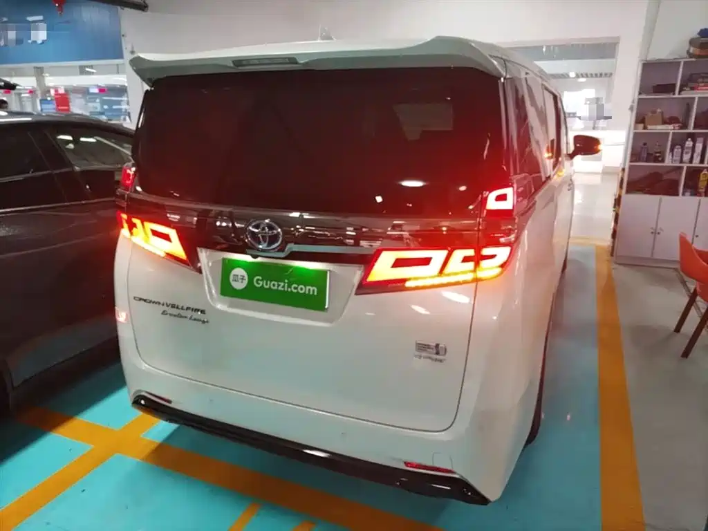 Vellfire Crown Dual Engine 2.5 L HV Distinguished