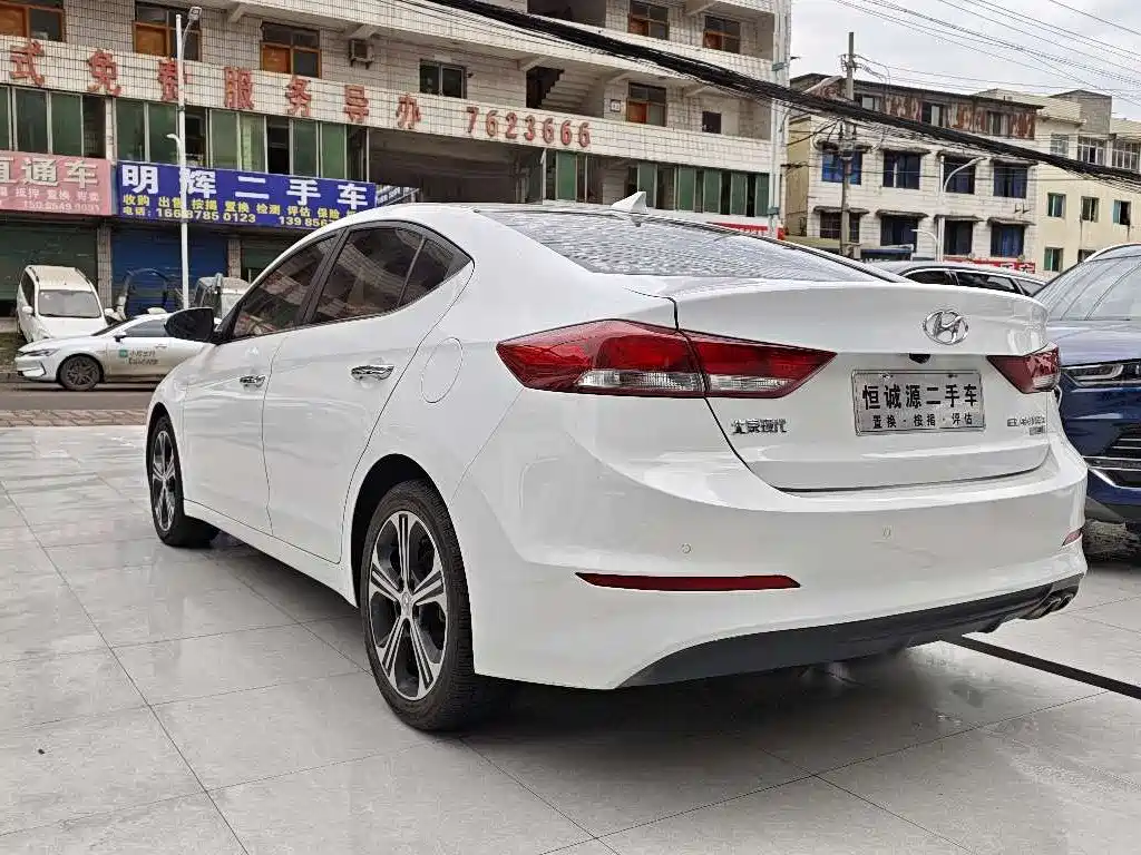 Elantra 1.4 T DCT Dynamic Shine · Active