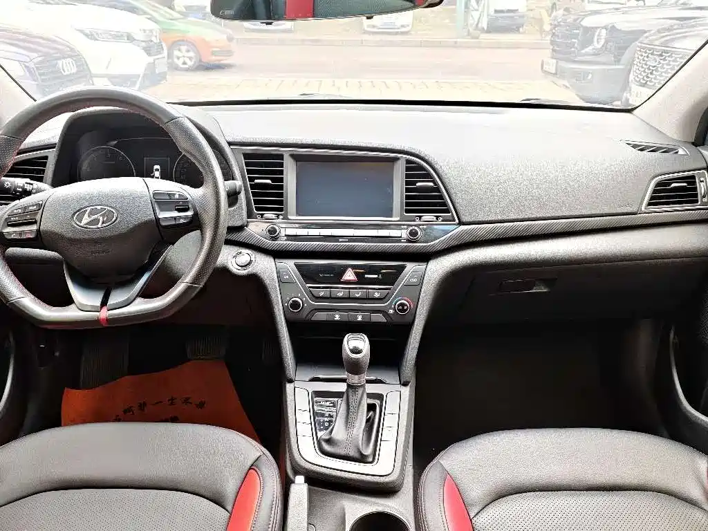 Elantra 1.4 T DCT Dynamic Shine · Active