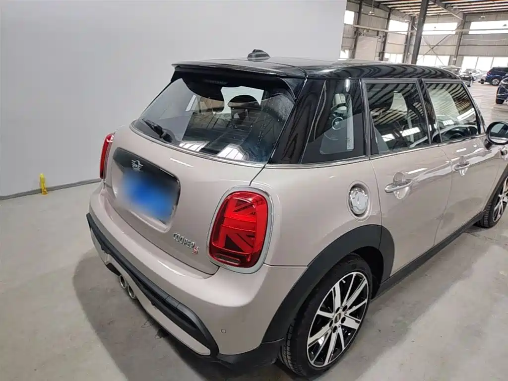 MINI MINI 2022款 改款 2.0 T COOPER S 经典派 五门版