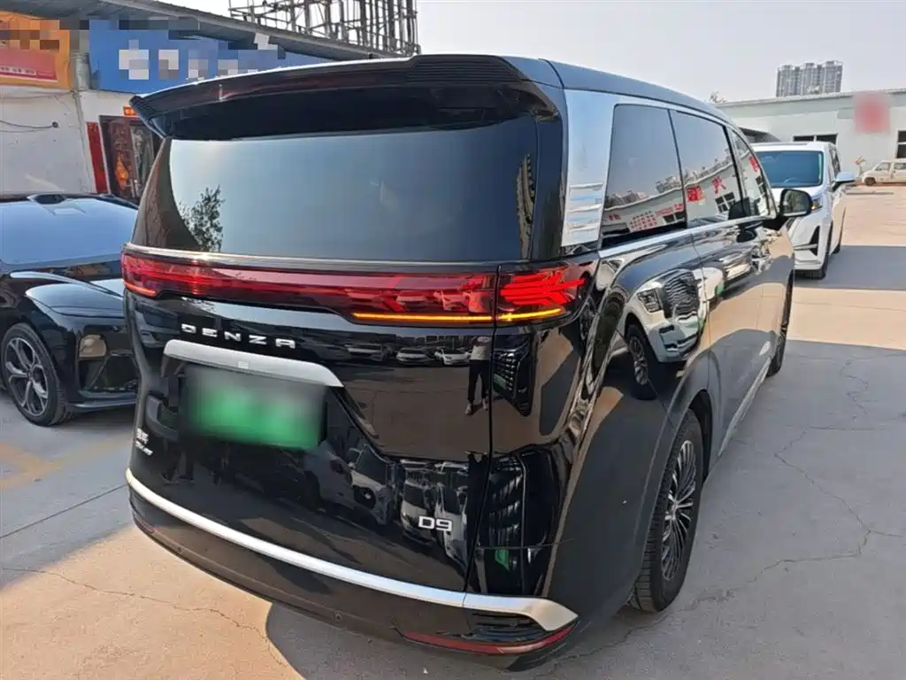 Denza D9 DM-i 970 4 WD Honored
