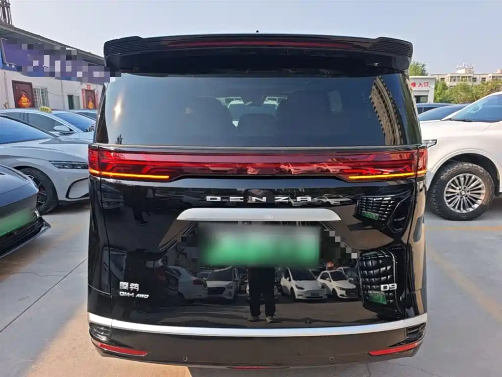 Denza D9 DM-i 970 4 WD Honored