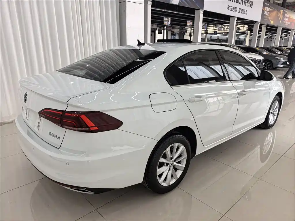 Bora 1.5 L Auto Comfort Connected