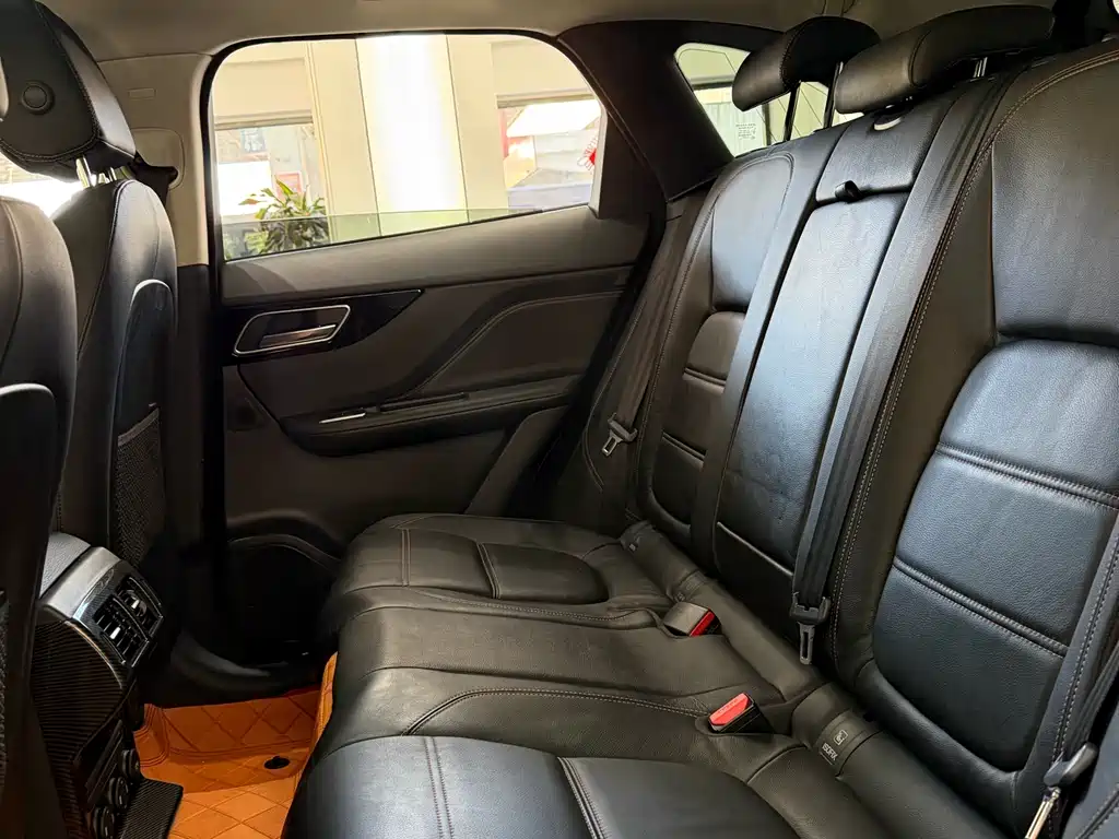 Jaguar F-PACE 2.0 T 4 WD Urban Premium