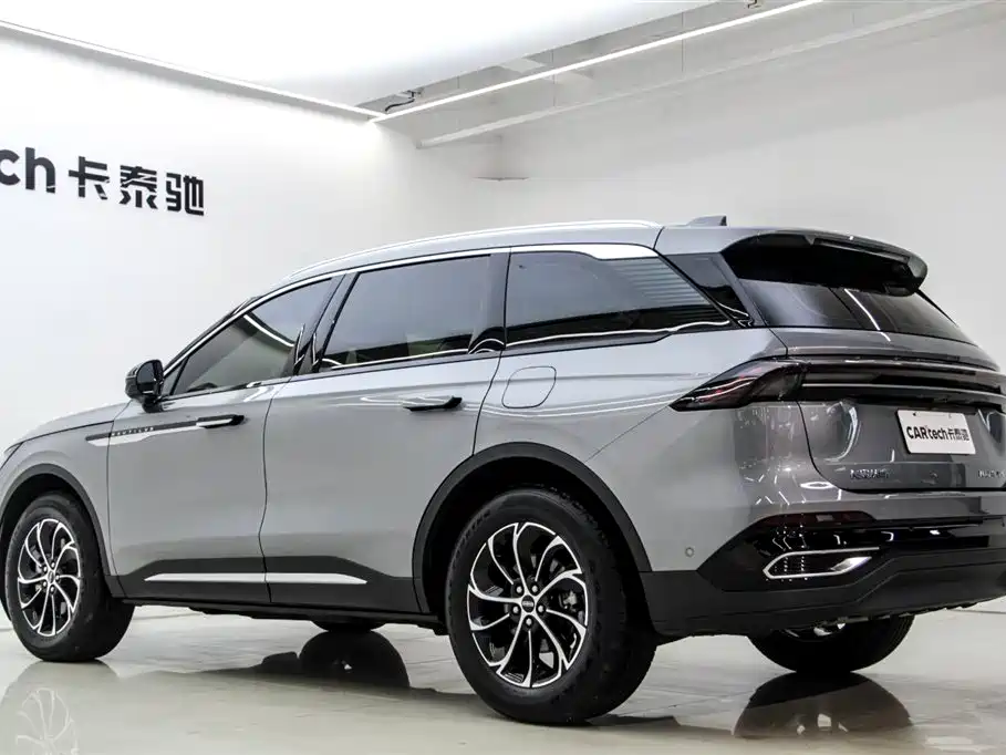 Nautilus 2.0 T 4 WD Premium