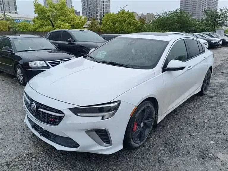 Buick Regal GS 28 T Distinguished
