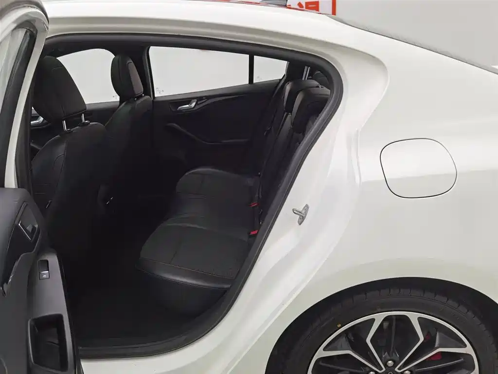 Focus Sedan EcoBoost 180 Auto ST Line