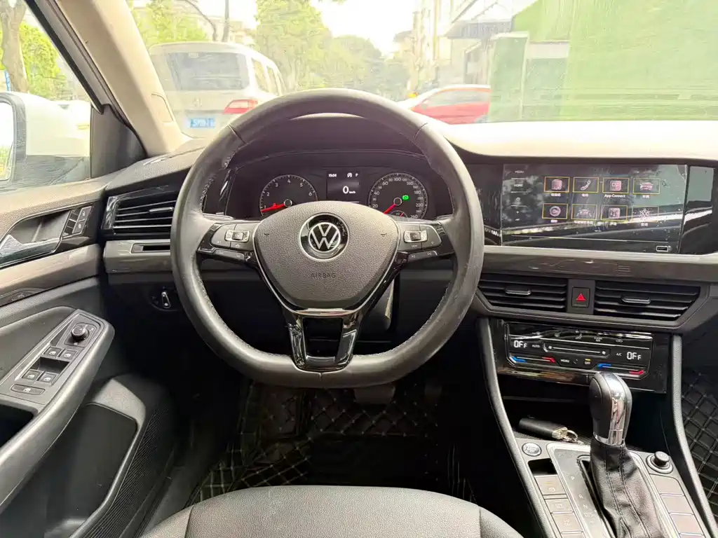 Bora 1.5 L Auto Elite Connected