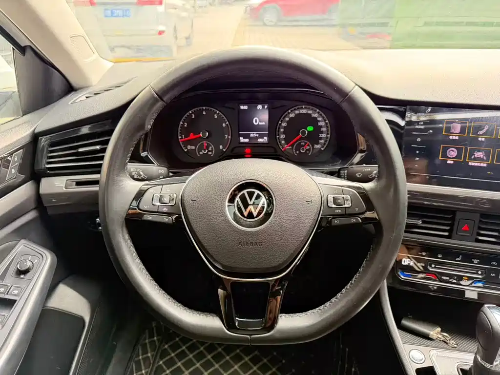 Bora 1.5 L Auto Elite Connected