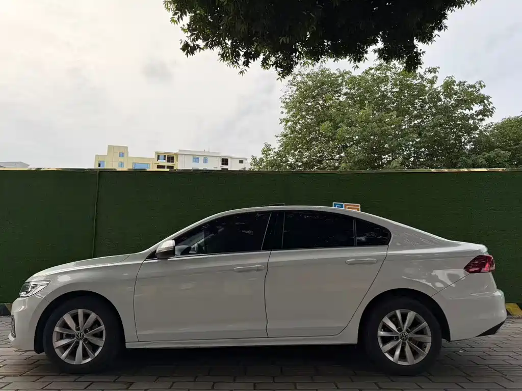 Bora 1.5 L Auto Elite Connected