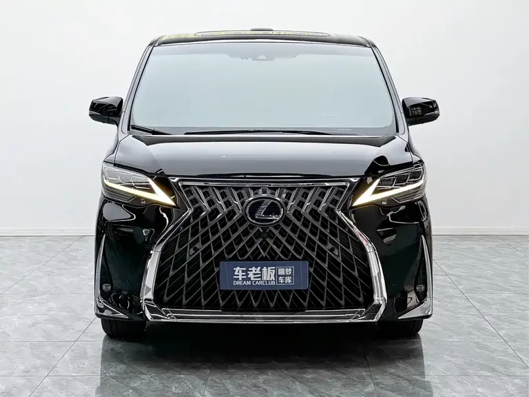 Lexus LM 300 h 4-seat Royal World