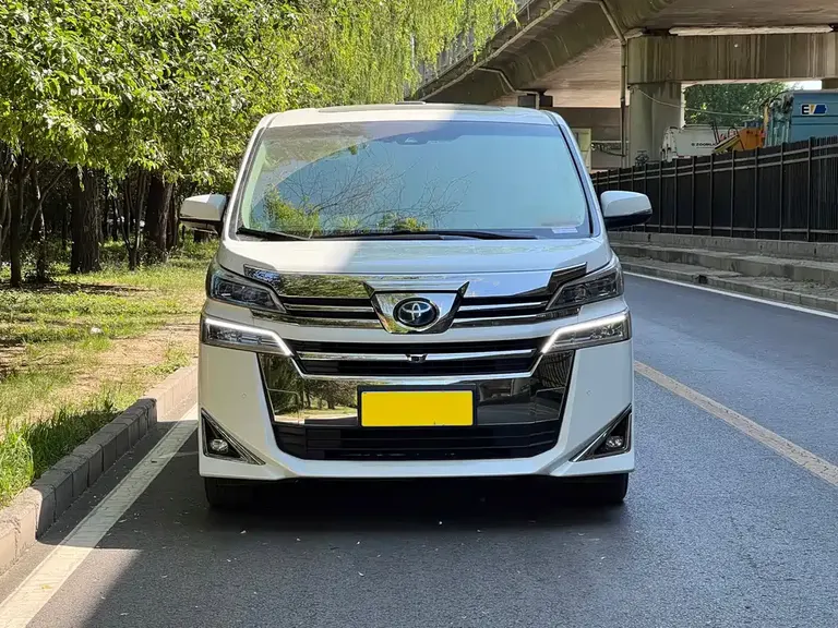 Toyota Vellfire Dual Engine 2.5 L HV Luxury