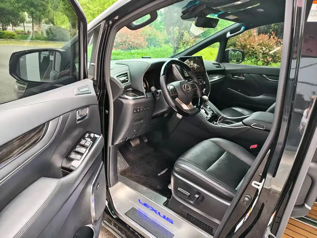 Vellfire Dual Engine 2.5 L HV Distinguished