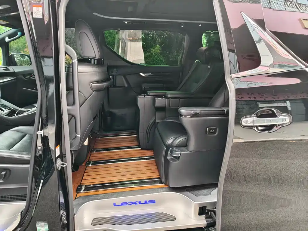 Vellfire Dual Engine 2.5 L HV Distinguished
