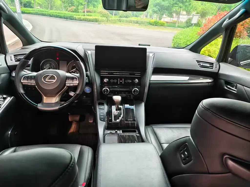 Vellfire Dual Engine 2.5 L HV Distinguished