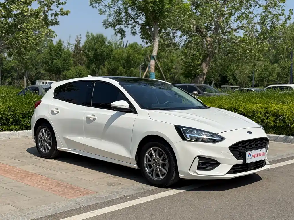 Focus Hatchback EcoBoost 180 Auto Sharp Trend