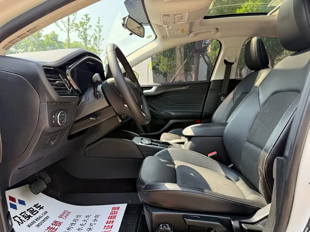 Focus Hatchback EcoBoost 180 Auto Sharp Trend