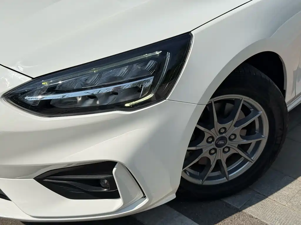 Focus Hatchback EcoBoost 180 Auto Sharp Trend