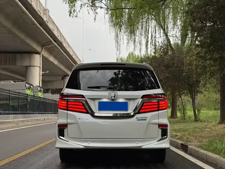 Honda Elysion 2.0 L Hybrid Luxury
