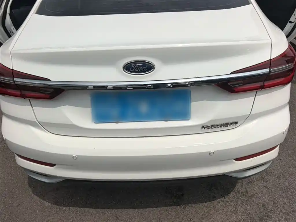 Escort 1.5 L Auto Gold