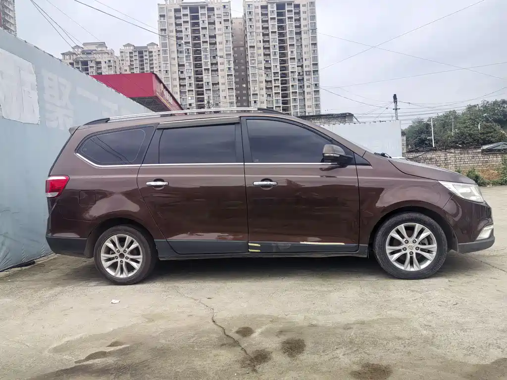 Baojun 730 1.5 L Manual Luxury Navigation ESP 7-seat