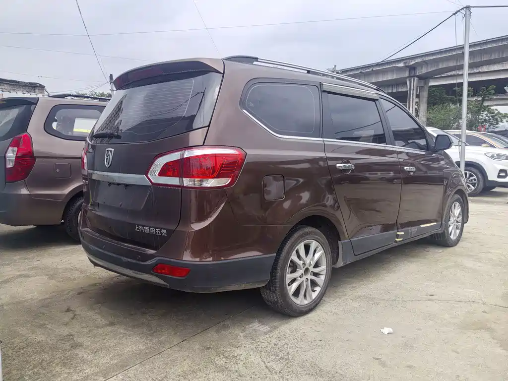 Baojun 730 1.5 L Manual Luxury Navigation ESP 7-seat