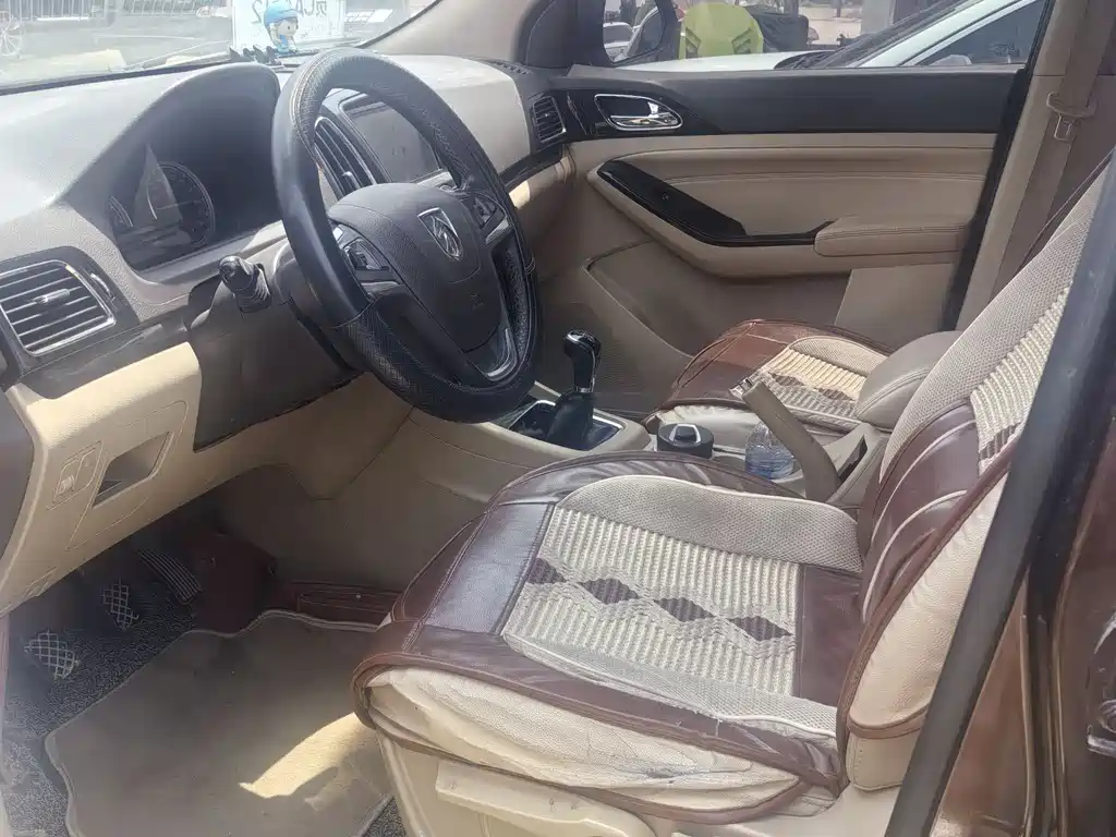 Baojun 730 1.5 L Manual Luxury Navigation ESP 7-seat